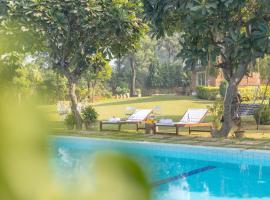 Hostie Humming Trees - 4BHK Farm house, Opp Westin Sohna, hotel dengan kolam renang di Sohna