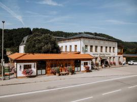 Gasthof Hummel Hotel, hotel con estacionamiento en Stammham