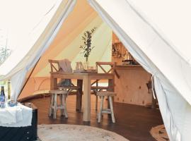 Smuk Grutte Bell Tent, hotel v destinaci Echtenerbrug