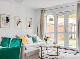 Modern Living 3 bedroom Villa Luton Car parking close to Town centre Airport Birdwatching walk paths