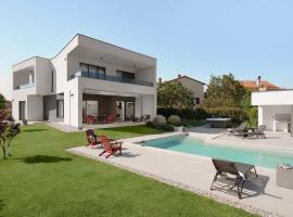 Villa Zen near Medulin for 8 people with wellness & sea view - only 1 km from beach – hotel w mieście Vintijan