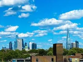 Spacious Room with City Skyline Views close to London Eye