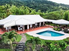 Parrot Estate Villa, holiday home sa Englishmanʼs Bay