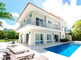 Luxury Villa Iberosta - 4BDR, Private Beach, Pool & Jacuzzi