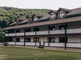 Парк-готель «Там, де гори…», Hotel in Wyschnyzja