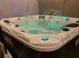 Downtown ADULTS ONLY Luxury Getaway with Hot Tub -NO PARTIES