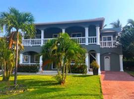 Spotless 2 BR Condo Unit/Pool,Ocean, Beach Nearby, hotel with parking in Roatan