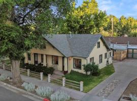 Stylish and Cozy Downtown 2 Bedroom Unit with Hot Tub, hotel v destinácii Flagstaff