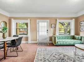 Stylish 1920s Downtown Flagstaff unit with HotTub