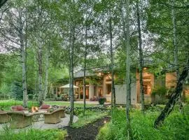 Riverfront Rainbow Bend Estate with Hot Tub