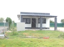 F2 Farmhouse, cabaña o casa de campo en Omuthiya