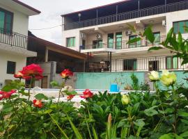 APEX Rest house of 10 rooms and pool – obiekty na wynajem sezonowy w mieście Nor Kharberd