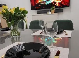 Przestronny Luksusowy Apartament, Klimatyzacja, Duży Parking, Zameldowanie 24h, 2 sypialnie, salon, kuchnia, pralnia, monitoring, 95mkw