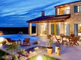 Charming villa LA PERLA with pool, jacuzzi and sea view near Umag