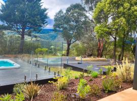 Savvanah Farmstay family friendly home with stunning views and spa, hotel v destinaci Chum Creek