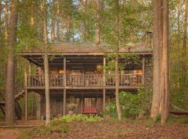 The Pines Riverside Log Cabin On The Ocoee, hótel í Ocoee