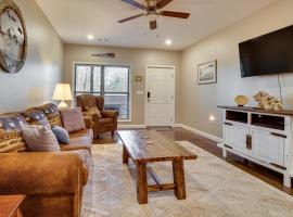 Cozy Bull Shoals Condo Getaway about 1 Mi to Lake!, hotel in Bull Shoals