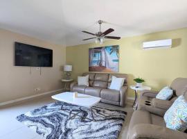 3Bed & 2Bath Property Couple minutes from Siesta Key Beach & Downtown Sarasota, hotell i Sarasota