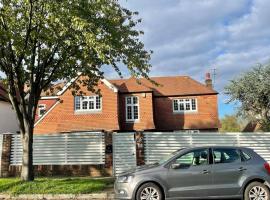 Lavender Oaks Detached Country House, hotel in Purley