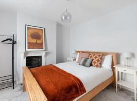 Cosy 2-bedroom house in Croydon, hôtel à Croydon