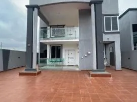 Elegant and Cosy Four Bedroom Home in Accra、アクラのコテージ