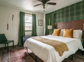 12-mins walk to ND - BBQ I Old Money Sports Glam - Pet Friendly!, hotel di South Bend