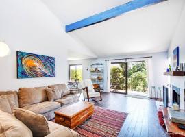 Coastal Paradise Blocks from Beacon's Beach, מלון באנסיניטס