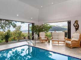 Treetops, hotel with pools in Fairbourne