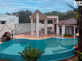 StayVista's Casba Farm Retreat - Pet-Friendly Villa with Rooftop Lounge, Outdoor Pool, Lawn & Bar, hótel í Chandīgarh