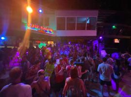 Blanco Beach Bar Hostel – hotel w Ko Phi Phi