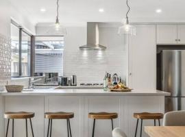 Sea La Vie ~ Pet Friendly Coastal Chic Broadwater Retreat, hotel in Broadwater