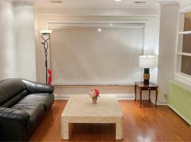 Cozy Home near Eglinton west Station Toronto!, guest house in Toronto