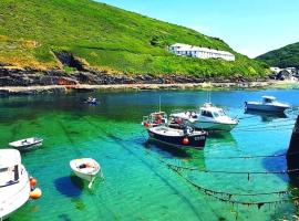Bantry Cottage at Crackington Haven, near Bude and Boscastle, Cornwall, holiday home in Bude