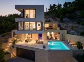 Deluxe Villa Nitia with 4 bedrooms 550m from sandy beach