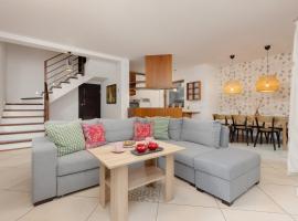 Spacious Two-Story 4-Bedroom House with Parking and Garden in Warsaw by Renters, cabaña o casa de campo en Varsovia