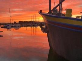 DUTCH BARGE MALRYN, hotel in Bembridge