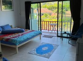 Petunya Phuket Guest House, hotel amb aparcament a Ban Huai Luk (1)