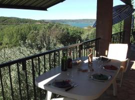 Le font castellan, дом у озера в аренду в городе Бодюэн