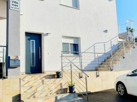 Villa Ines with private parking, apartamento em Zgornje Škofije