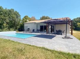 Lovely Home In Monsgur With Heated Swimming Pool – hotel z parkingiem w mieście Saint-Aubin