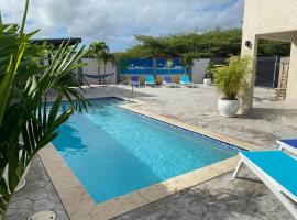 Beautiful luxury villa with private pool, rumah kotej di Palm-Eagle Beach