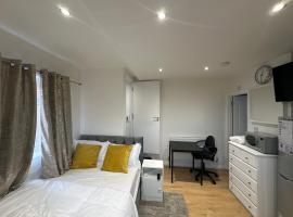 1st Studio Flat With full Private Toilet And Shower With its Own Kitchenette in Keedonwood Road Bromley A Fully Equipped Independent Studio Flat، فندق في بروملي