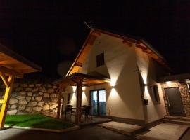 MY TIME Holiday House with sauna, vila di Zgornje Gorje