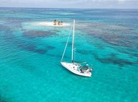 Sailboat Anemoi Sailing - Private Charter in San Blas, feriebolig ved stranden i Mamartupo