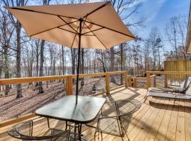 Lake Hartwell Retreat with Deck and Private Dock!, casa de campo em Anderson