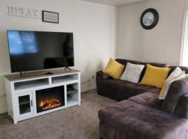 Convenient & cozy 4-br T/H; heated 2 car garage!!, hotel with parking in Fairbanks