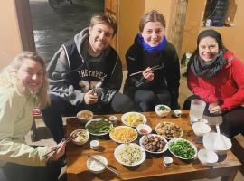 Ly Quoc Tuan Homestay – hotel w mieście Quản Bạ