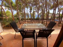 Apartamento bien ubicado vista a los pinos y al mar: Sant Antoni de Calonge'de bir otoparklı otel