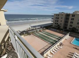 Visit this top floor property located on the no-drive beach with 2 complex pools!, hotel a New Smyrna Beach