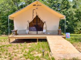 Khushatta Hills Ranch Glamping - Mom Mollie, luxury tent in Coldspring